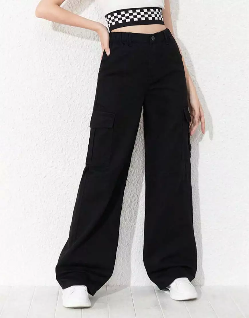 Wide Leg Jeans Cargo Pockets in Jet Black